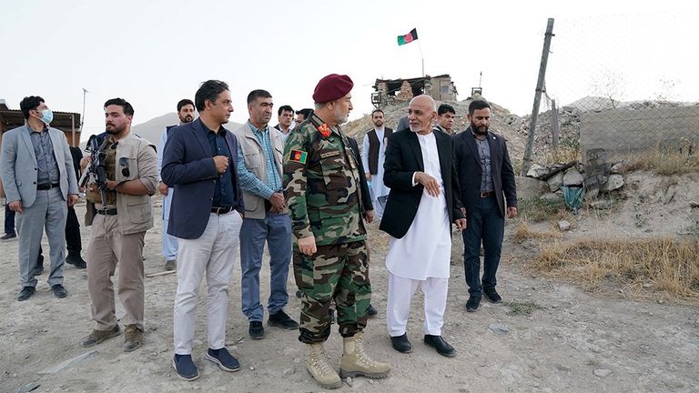 Еще 14 августа президент Ашраф Гани и министр обороны инспектировали войска в Кабуле.