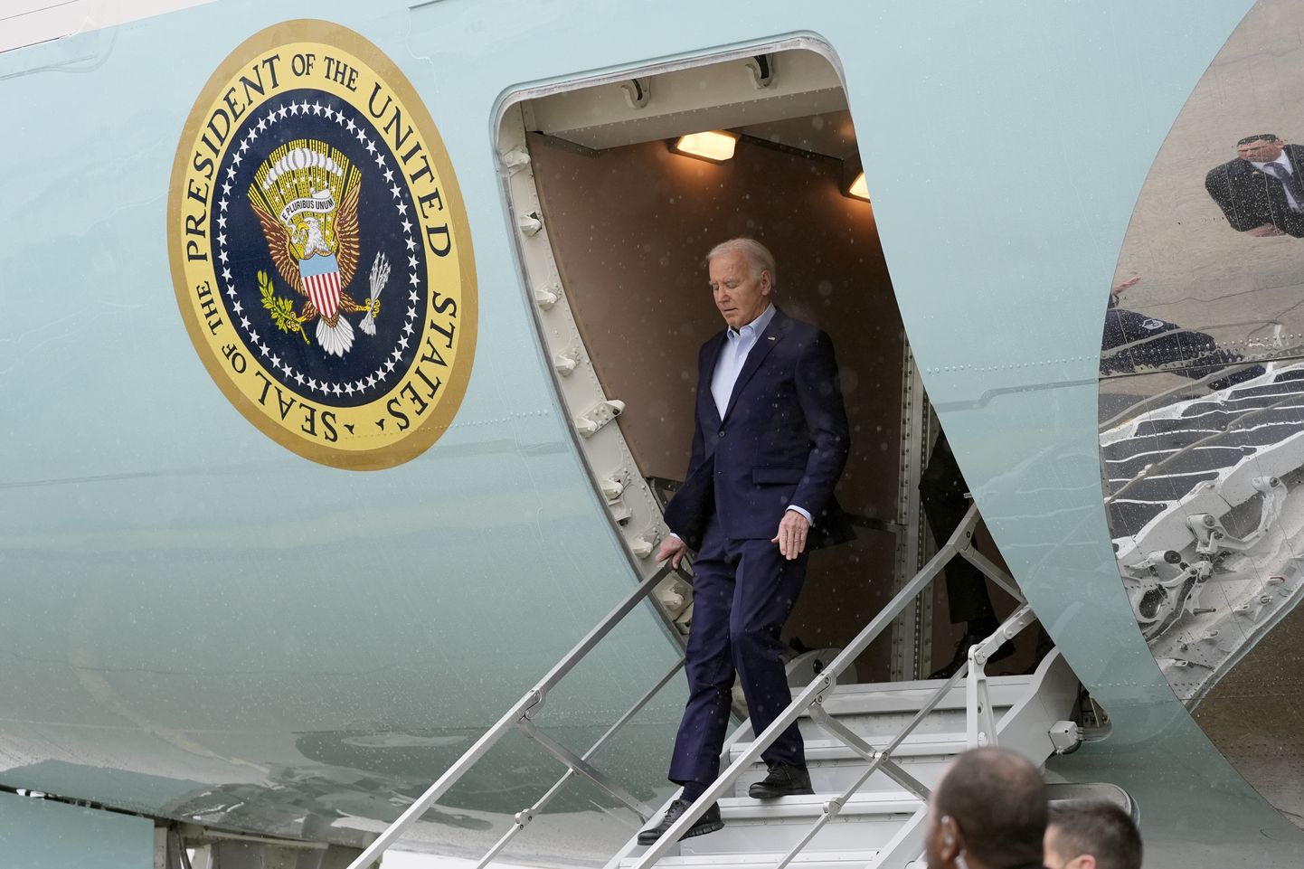 USA president Joe Biden astumas üleeile New Yorgis välja oma ametilennukist Air Force One.
