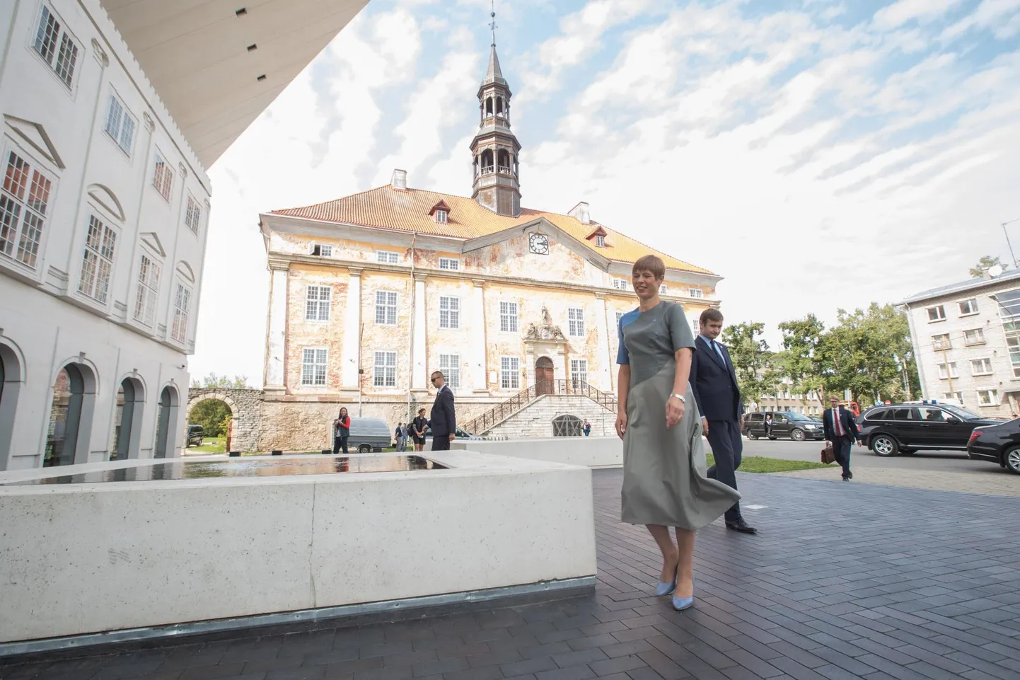 President Kersti Kaljulaid TÜ Narva kolledži juures.