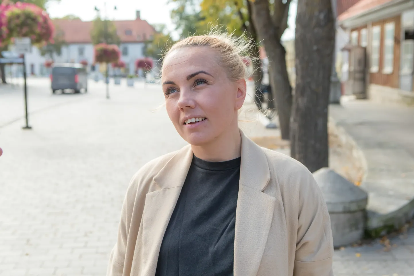 VÄGISI POLE MÕTET: Kuressaare kesklinnas jalutanud Marit Berendson ütles, et ta kindlasti ei poolda lausjoomist varase hommikuni, kuid selle vägisi ja ilma katsetamata piiramine ei tundu olevat mõistlik. Tema arvates leiab inimene, kes juua tahab, selleks alati võimaluse. Pandagu siis kõrtsid kinni kas kell kolm või kell kuus. Muutused peavad pihta hakkama inimesest endast.