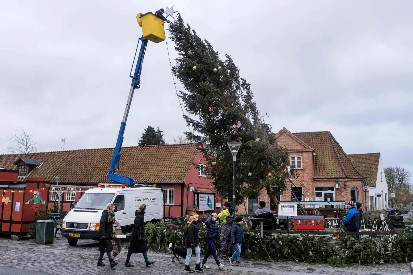 Taani saarel Bornholm eemaldatakse Aakirkeby asula jõulupuu pärast seda, kui see sai tormis Pia kahjustada 22. detsembril 2023. aastal.