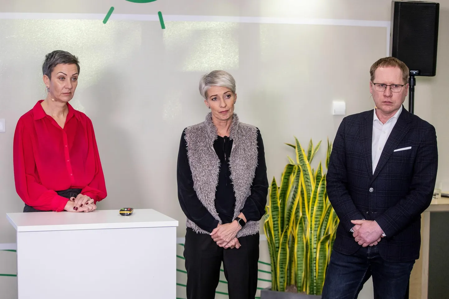 Rahandusministeeriumi kantsler Merike Saks (vasakult), Eesti Energia nõukogu esimees Anne Mere ja juhatuse esimees Andrus Durejko lubasid eile pressikonverentsil, et edaspidi juhitakse firmat palju paremini.