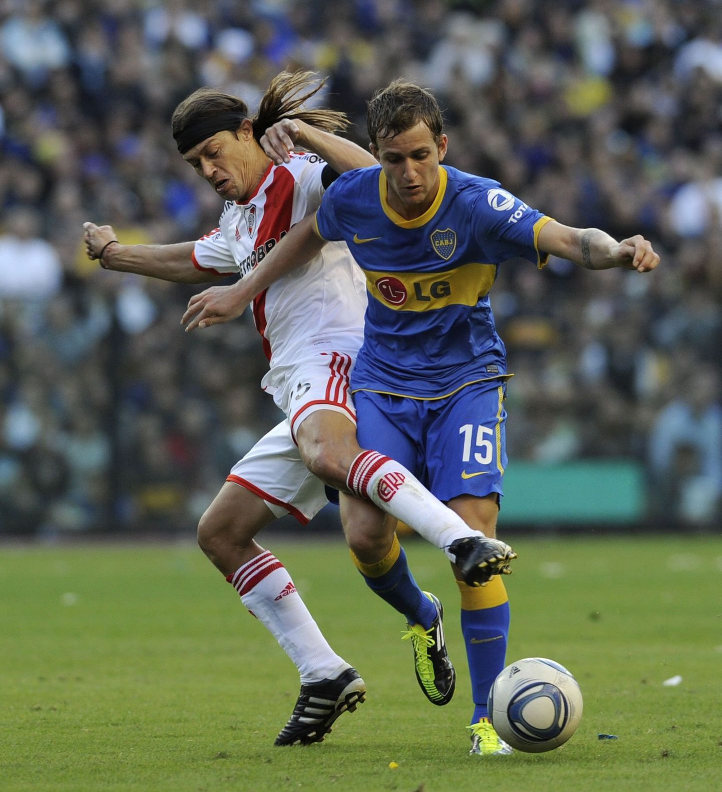 Matias Almeyda (vasakul) mängijana River Plate särgis kohtumises Boja Juniorsi vastu