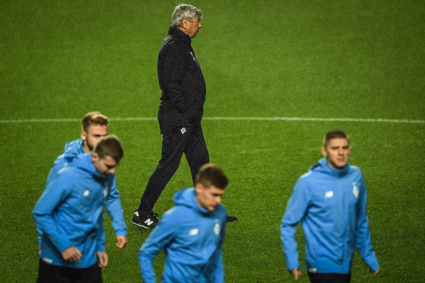 Meeskonna peatreener Mircea Lucescu (tagaplaanil) oli üks neist, kes osales salakohtumisel, kus otsustati Kiievi Dõnamo saatus.