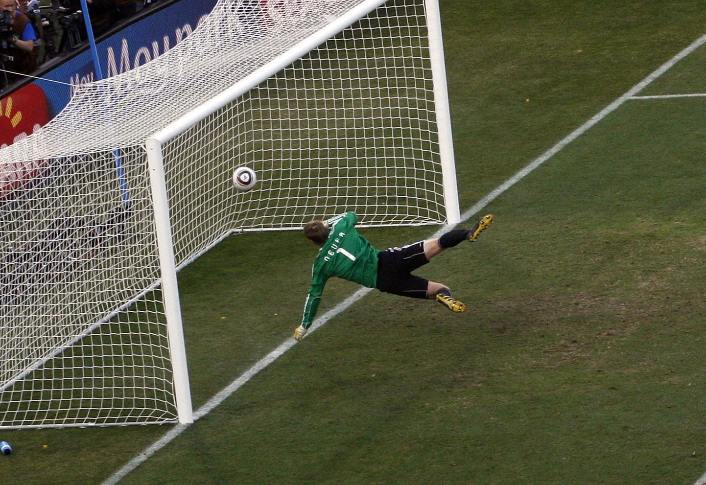 Suvisel MMil lendas Saksamaa ja Inglismaa vahelises kohtumises Frank Lampardi löök üle Manuel Neueri poolt valavatud värava joone, kuid kohtunik seda ei näinud ja tabamust ei loetud.