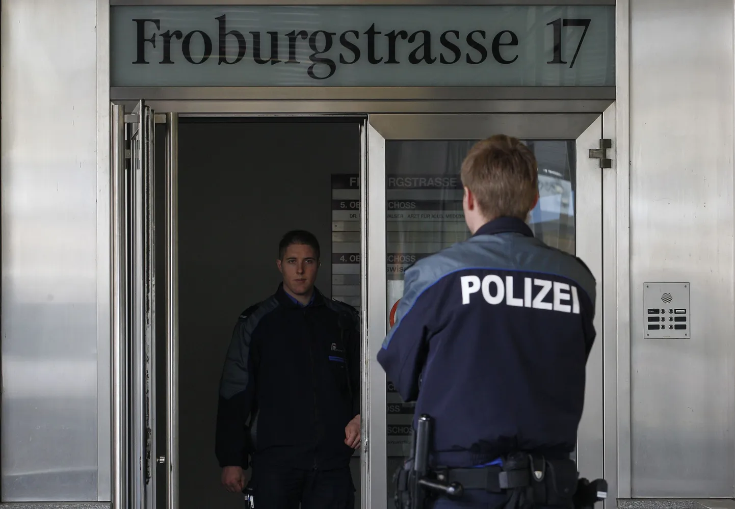 Полицейский перед зданием Федерации ядерных исследований в Швейцарии.