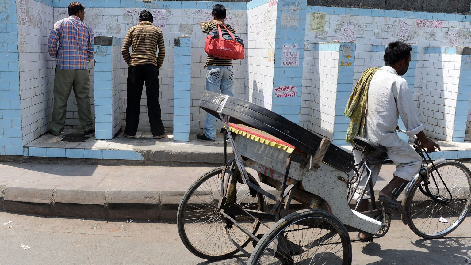 India mehed kasutamas avalikku tualetti.