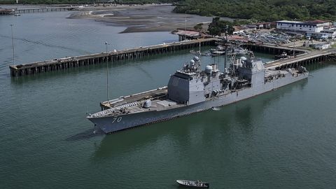 USA juhitavate rakettidega ristleja läbis Panama kanali