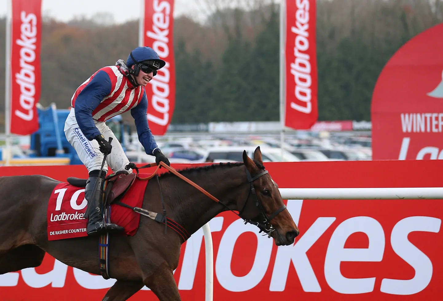 Hobuste võiduajamistele panustamine on inglaste seas populaarne. Pildil võiduajamine Newburys, taustal Ladbrokes'i kihlveokontori reklaamid.