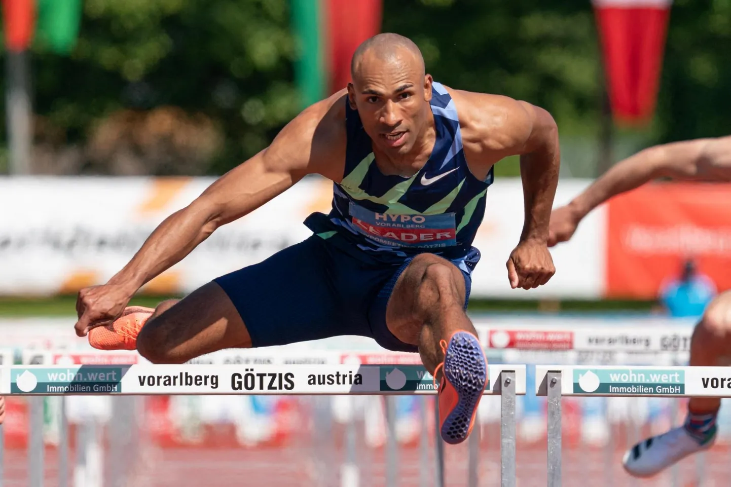 Damian Warner näitab ideaalset tehnikat ja püstitab kümnevõistlejate tõkkesprindi maailmarekordi 13,36.