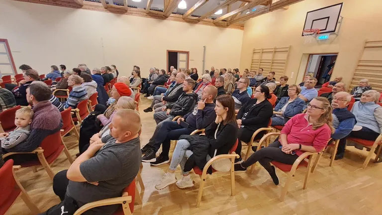 Mõniste rahvamaja saali oli vallavahetuse käiku kuulama tulnud sadakond inimest, kes end kirja panid.