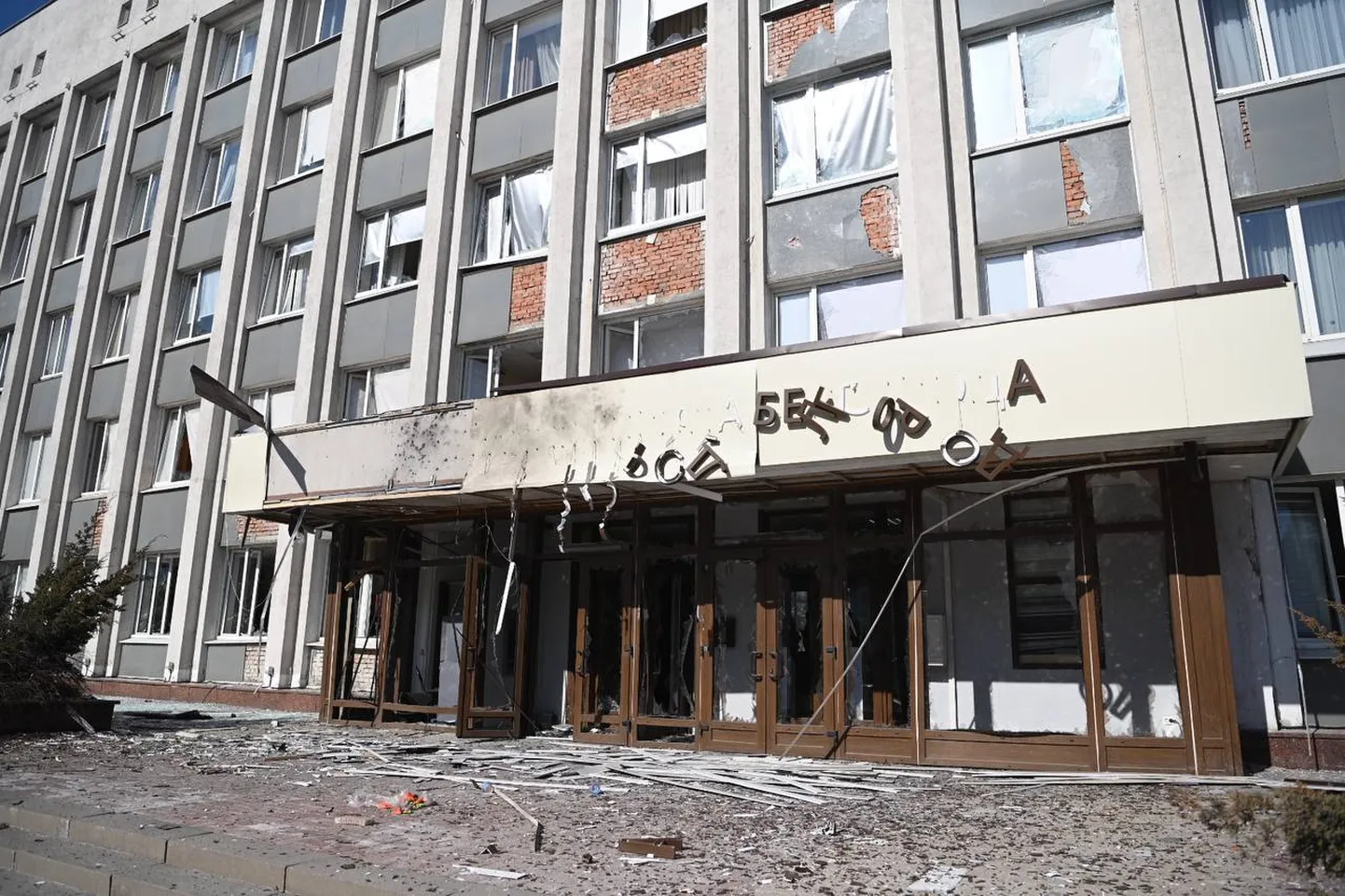 Здание администрации Белгорода после удара дрона