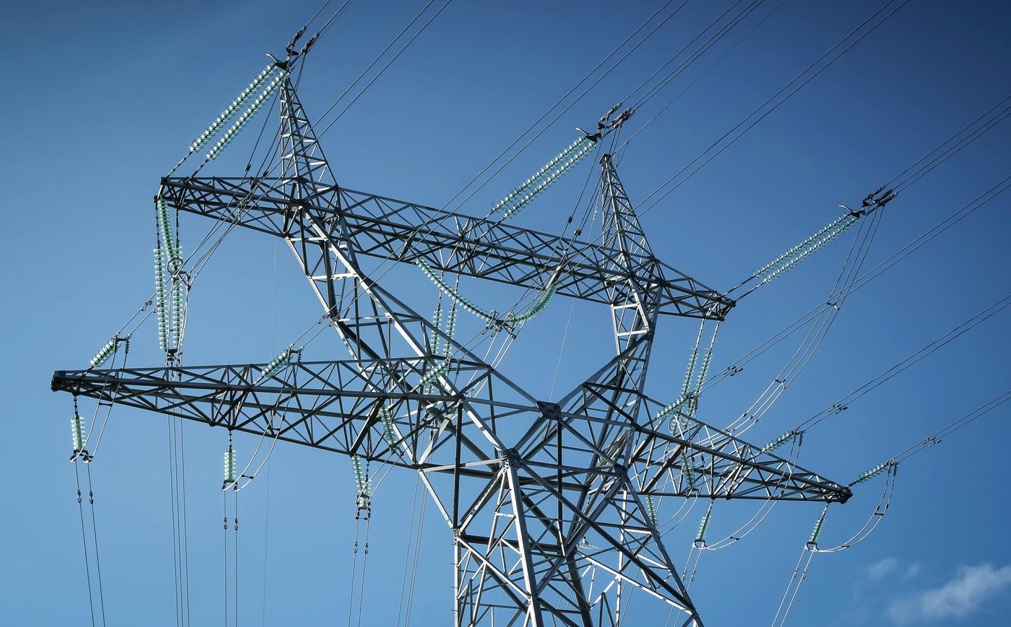 Elektrilevi keskmine võimsus keskpingel ühe liitumispunkti kohta on 1000 kilovatti ja keskmine liitumistasu koos käibemaksuga 67 000 eurot. Liitumistasu keskpingel varieerus möödunud aastal 8100st 1 170 000 euroni.