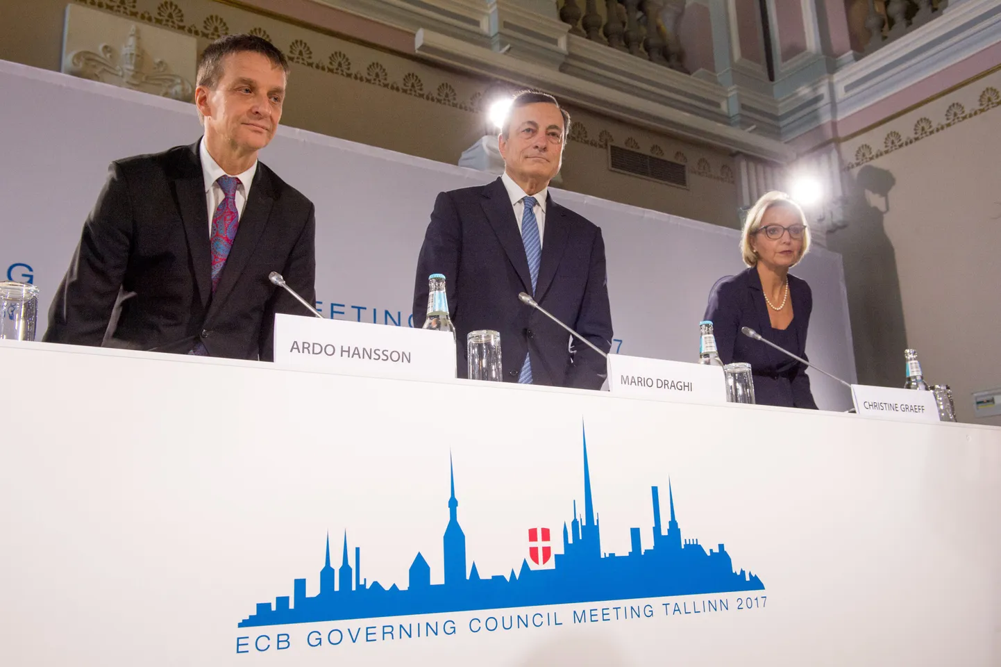 Mario Draghi (keskel) ja Ardo Hansson (vasakul) Tallinnas juuni aluguses toimunud EKP nõukogu järgsel pressikonverentsil.