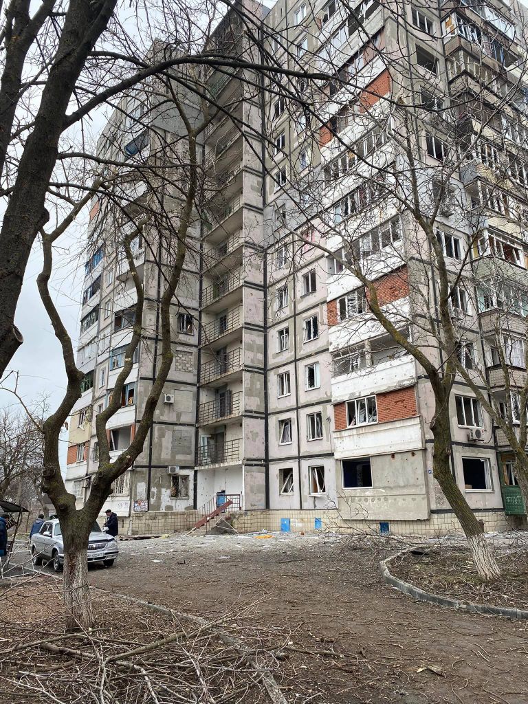 Mariupolis Vene vägede tulistamisest kannatada saanud elumaja. Maas on raketitulest langenud puuoksad.