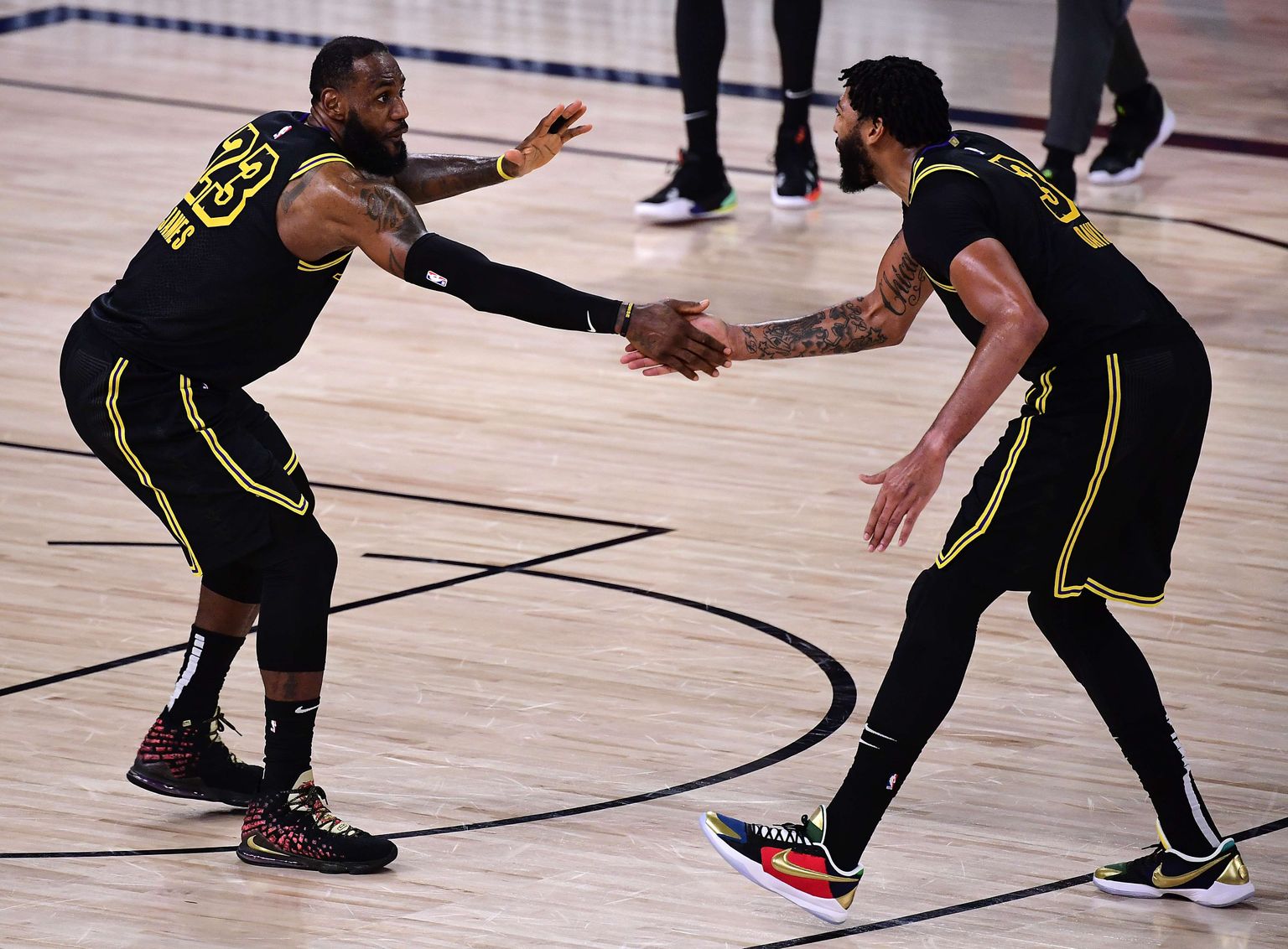 LeBron James ja Anthony Davis Kobe Bryantile pühendatud mänguvormis.
