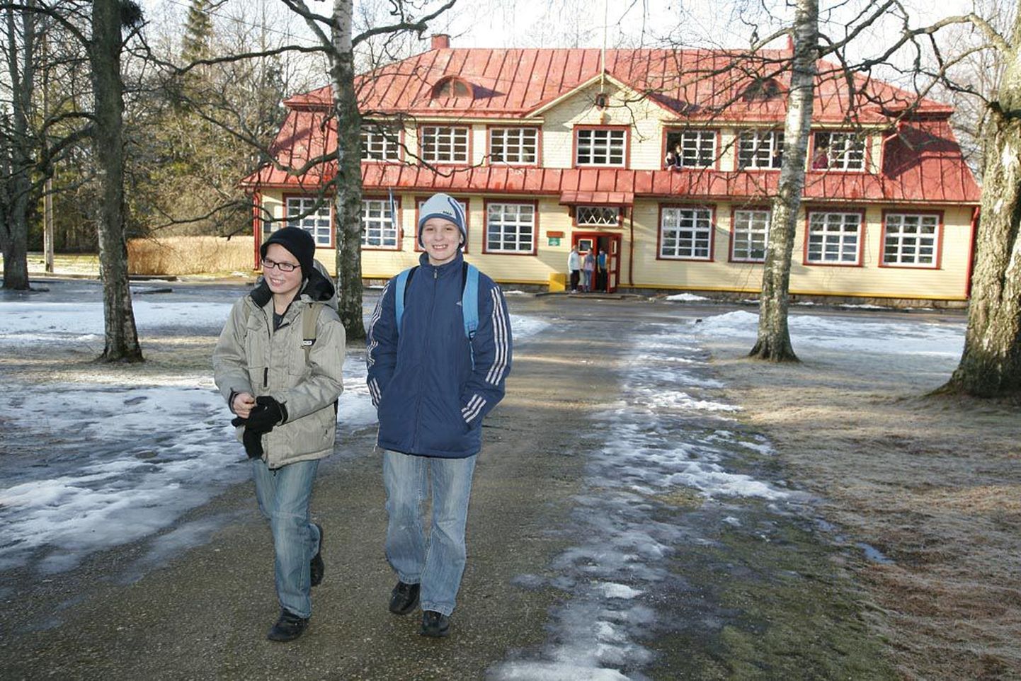 Aasta tagasi jäid Metsapoole põhikooli ees fotosilma ette nüüdseks 7. klassi poisid Janre Koort ja Egert Vaher. Võimlat tuleb neil veel vähemalt aasta oodata.