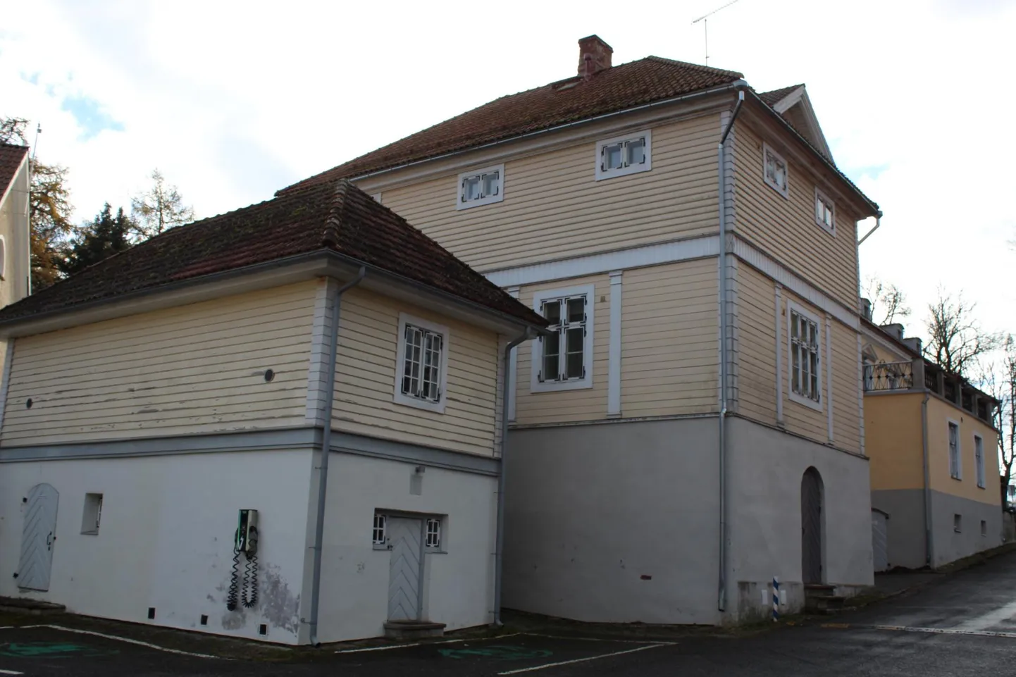 Käsiait-tuvimaja teise korruse aknad on silmatorkavalt tillukesed.