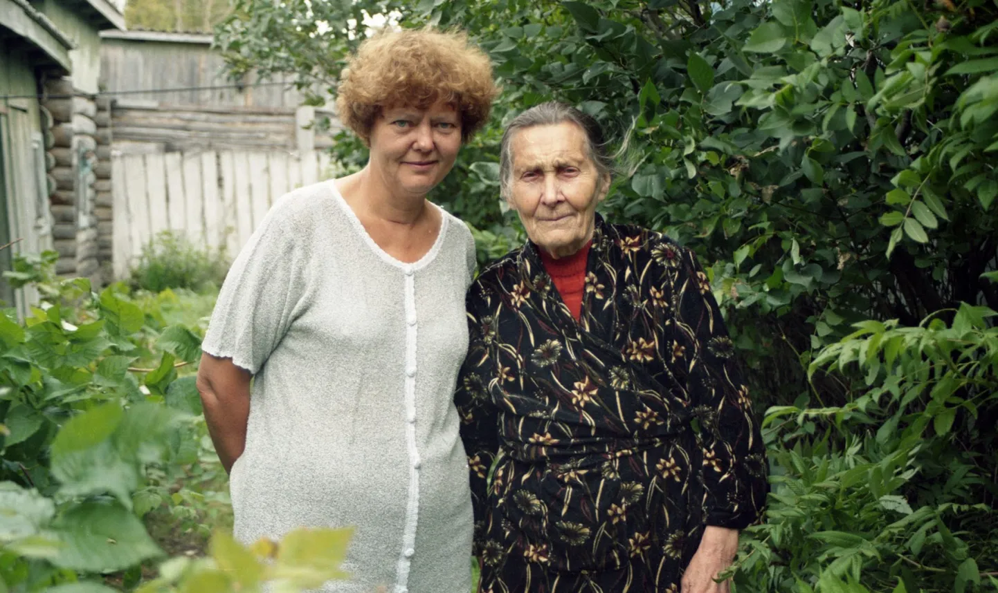 Anu Korb (vasakul) ja Emilia (Miilja) Naarits viimase koduõuel.