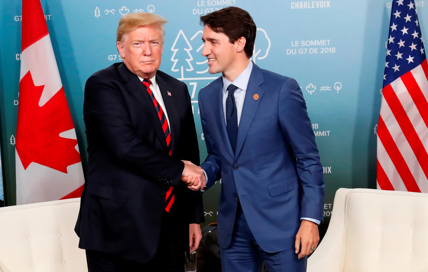 USA president Donald Trump ja Kanada peaminister Justin Trudeau. Väidetavalt jäid sellest käepigistusest Trumpi käele punased jäljed.