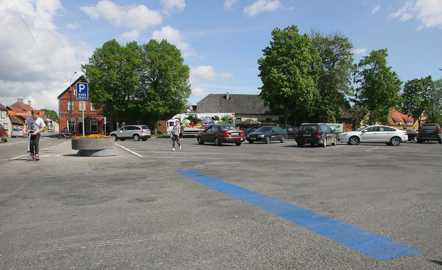 Esmaspäeval märgiti Viljandi Vabaduse platsile uuesti maha tasulist parkimisala tähistavad sinised ribad.