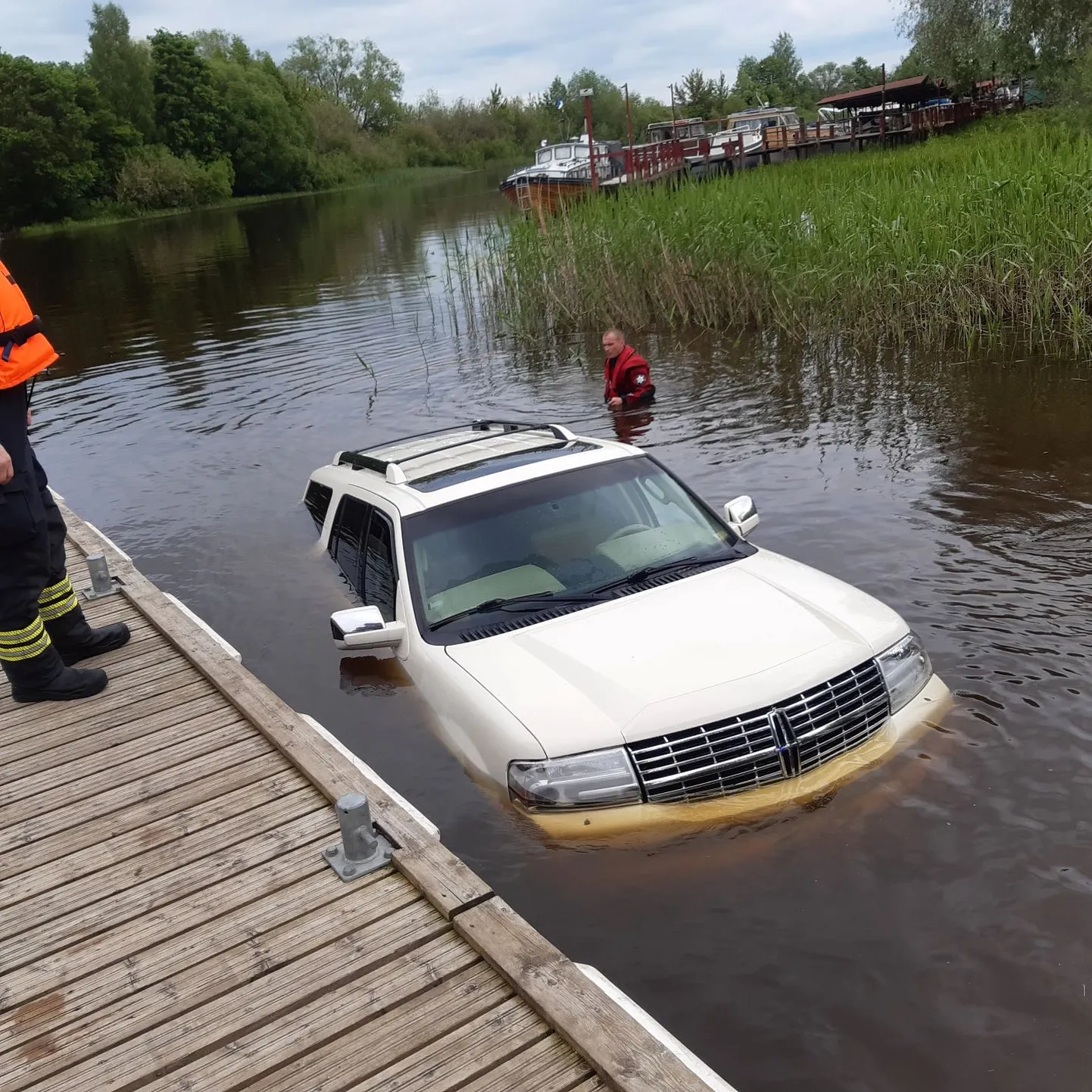 Päästjad tõmbasid reedel Emajõest välja sinna vajunud maasturi.