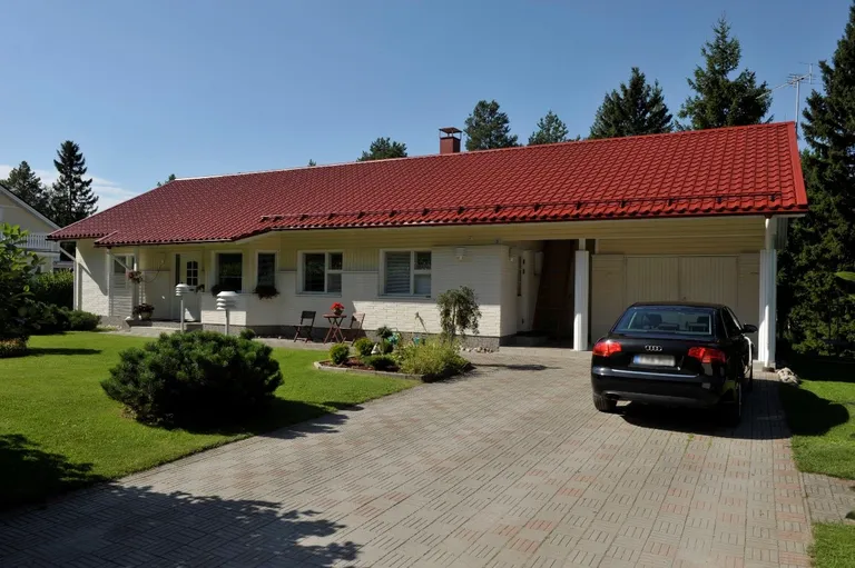 Lumetõkked tuleb paigaldada mitte ainult hoonete sissepääsude ja garaažide vaid ka terrasside ja haljastuse kohale, et lisaks inimeste turvalisusele oleks langeva lume eest kaitstud ka taimed, terrassid ja autod. Ruukki Products AS arhiivimaterjal.