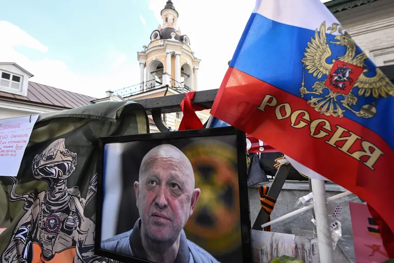 В Москве прошла панихида по Евгению Пригожину, основателю и руководителю российского спецназа "Вагнер". Пригожин и еще девять человек погибли 23 августа 2023 года, когда в Тверской области разбился самолет, следовавший из Москвы в Санкт-Петербург.