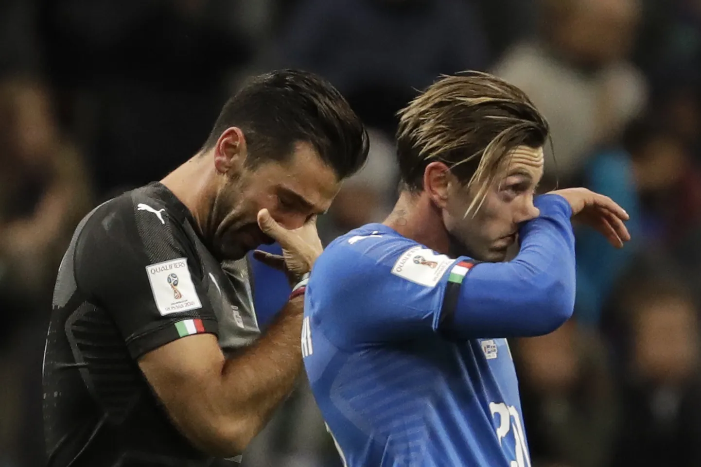 Gianluigi Buffon ja Manolo Gabbiadini pärast MM-valikturniiri play-offi kaotust Rootsile.