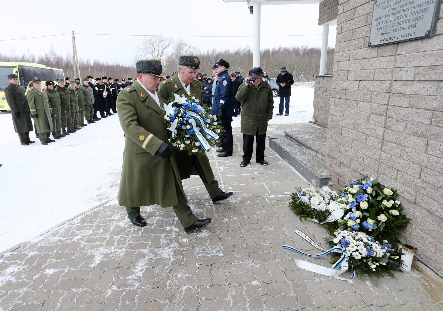 Piirivalvurid asetasid Varnja teenistuskoha juurde pärjad hukkunute mälestuseks.