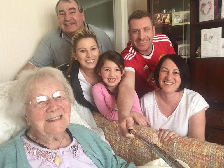 108-aastane Hilda Churchill koos oma pereliikmetega
