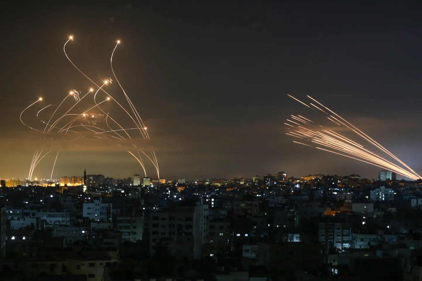 Iisraeli Raudkupli (Iron Dome) raketikaitsesüsteem (vasakul) tabab rakette, mille Hamasi liikumine tulistas Lõuna-Iisraeli suunas Gaza sektori põhjaosast Beit Lahia linnast.