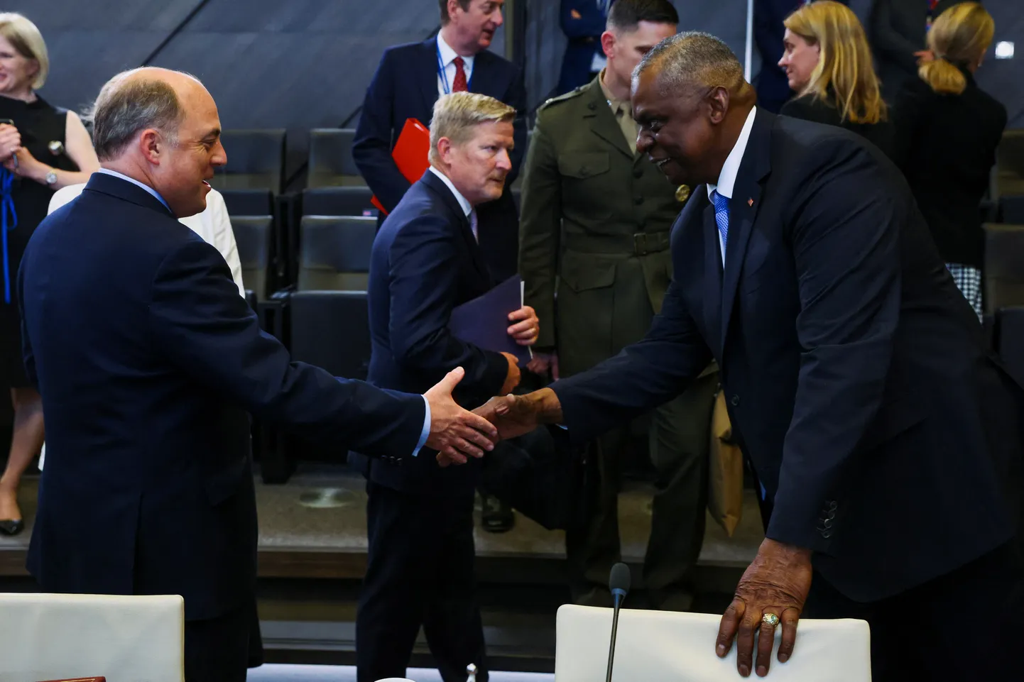 Ühendkuningriigi kaitseminister Ben Wallace ja USA kaitseminister Lloyd Austin kätlevad NATO-Ukraina Komisjoni kohtumisel Brüsselis 15. juunil 2023