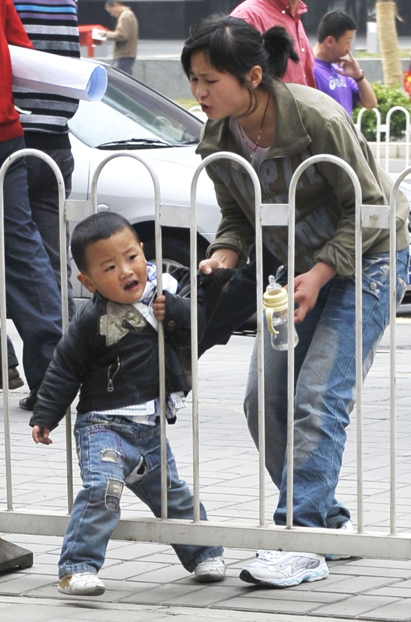 Hiinlanna oma pojaga Pekingis. Linnades tohib hiinlaste peres kasvada vaid üks laps.