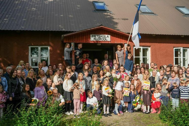 Õpilased ja nende pered kogunesid 1. septembril Metsküla koolis, hoolimata sellest, et Lääneranna vallavolikogu selle sulgeda otsustas.