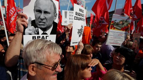 «Сегодня с плакатом, завтра с автоматом»: в России митингуют против пенсионной реформы 