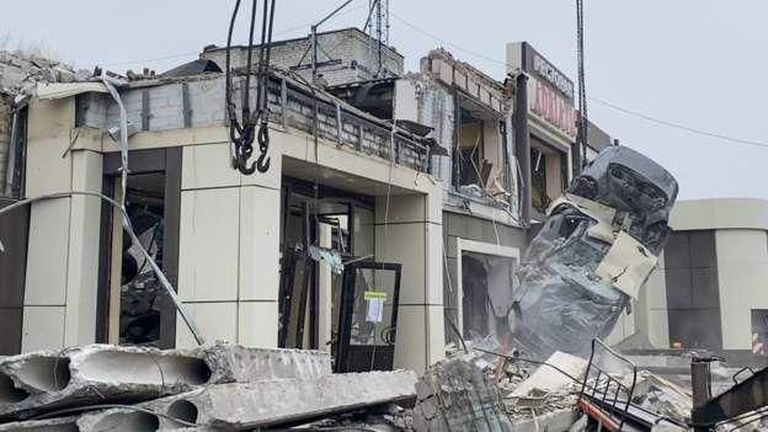 На фотографиях с места удара видна вывеска на здании: «ресторан Адриатик».