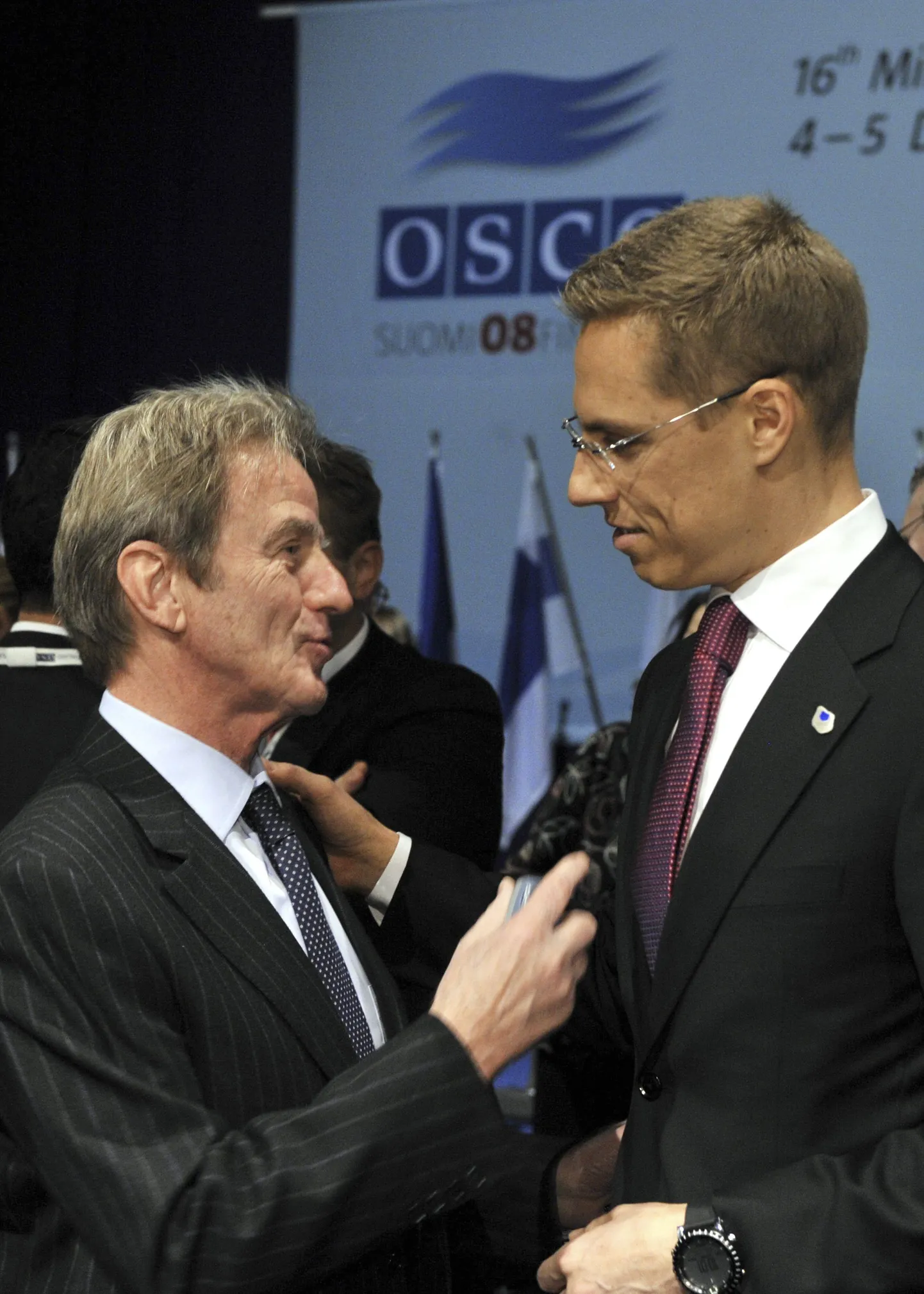 Prantsuse peaminister Bernard Kouchner (vasakul) ja tema Soome kolleeg Alexander Stubb vestlemas enne OSCE ministrite nõukogu algust.