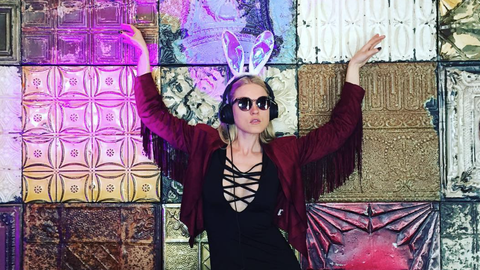 Lauris Reiniks un DJ Ella negaidīti patrāpījušies svingeru ballītē