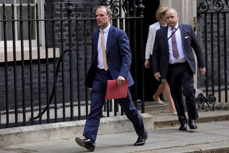 Välisminister Dominic Raab teisipäeval lahkumas peaministri residentsist.