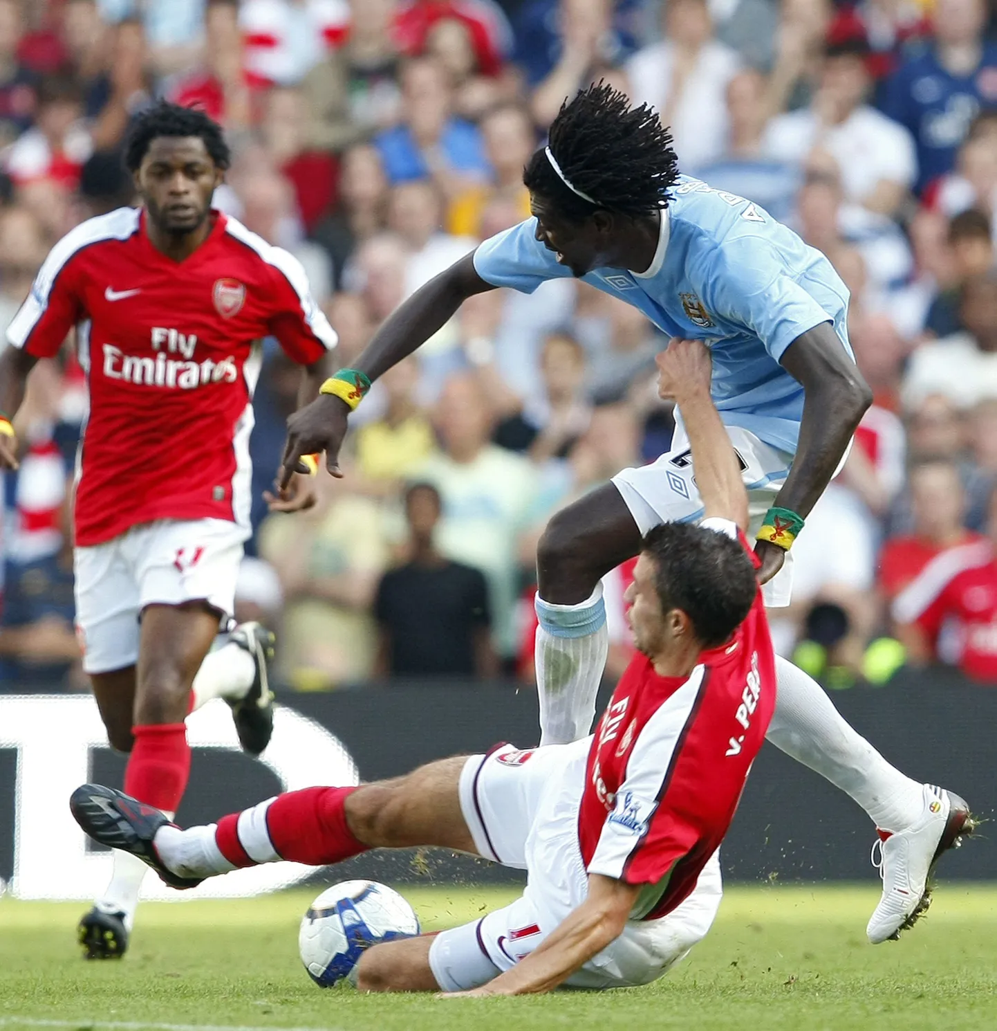 Emmanuel Adebayor (sinises) lõi Robin van Persiet jalaga näkku.