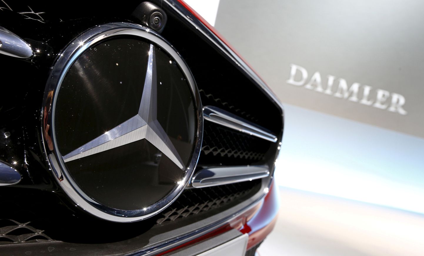 Mercedes-Benzi logo. Pilt on illustratiivne.