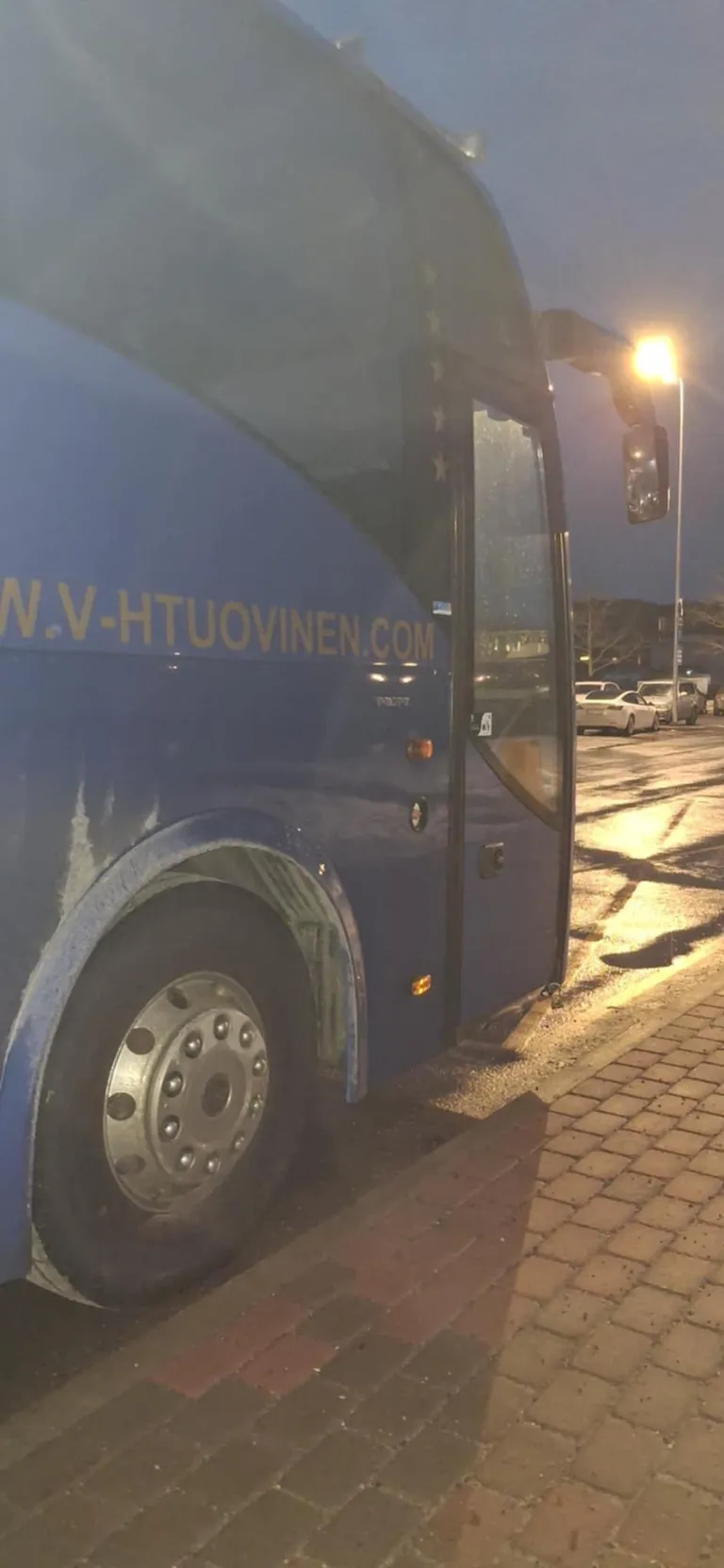 Aqva parklas parkinud bussijuht otsustas bussi ukse sulgeda tabalukuga.