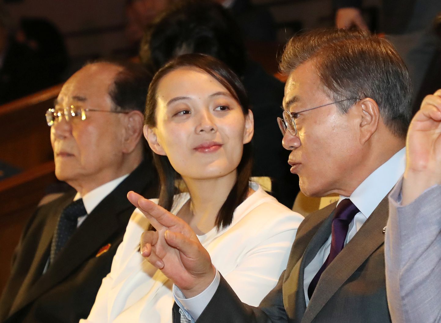 Lõuna-Korea president Moon Jae-in (paremal) ja Kim Yo-jong (keskel).