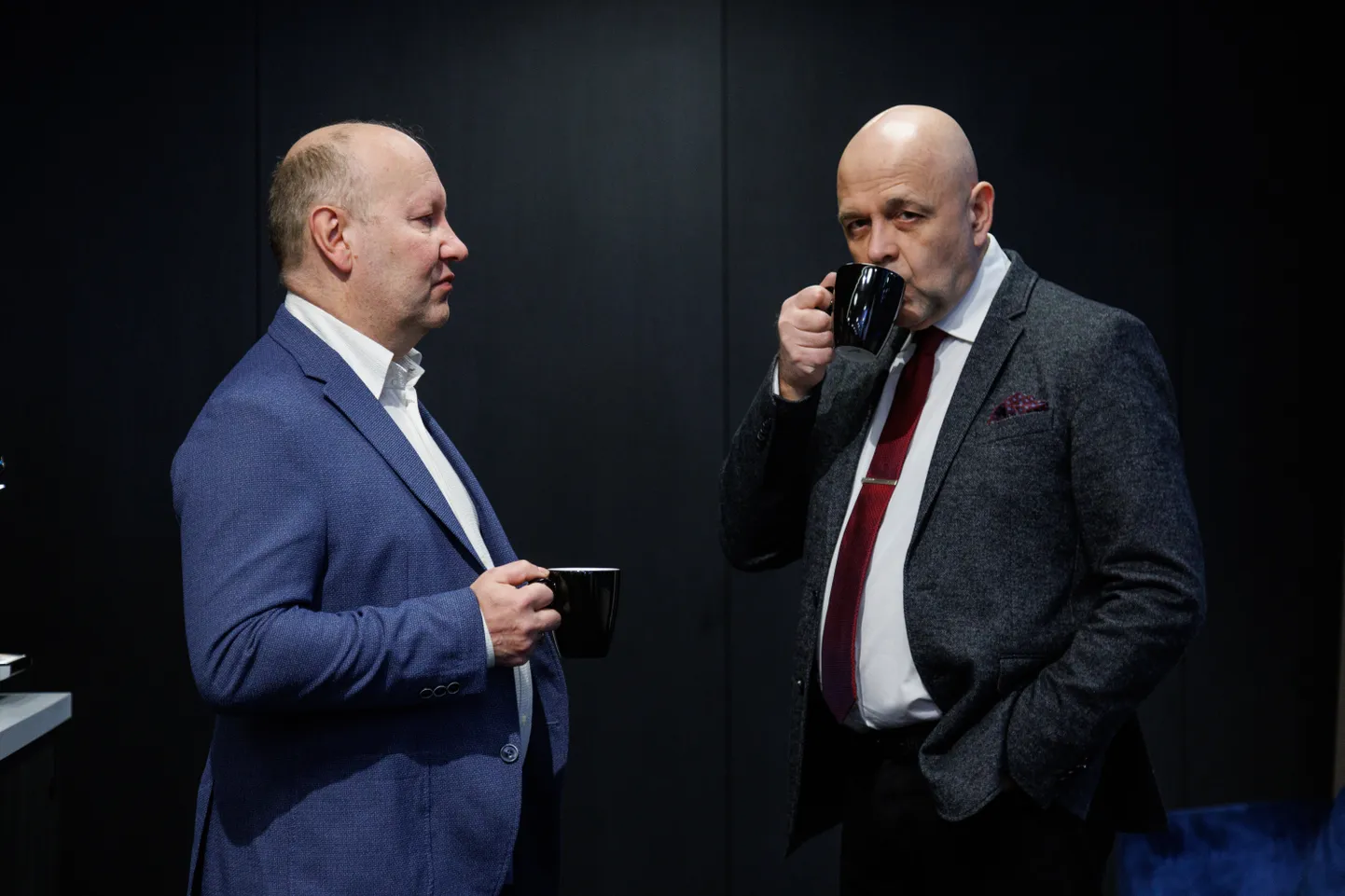 Член совета Maag Grupp Эрик Хаавамяэ и партнер адвокатского бюро Ellex Raidla в сфере сделок Свен Папп, который консультировал концерн при оформлении сделки. Папп также является членом совета принадлежащего Maag Grupp предприятия Rannarootsi Lihatööstus.