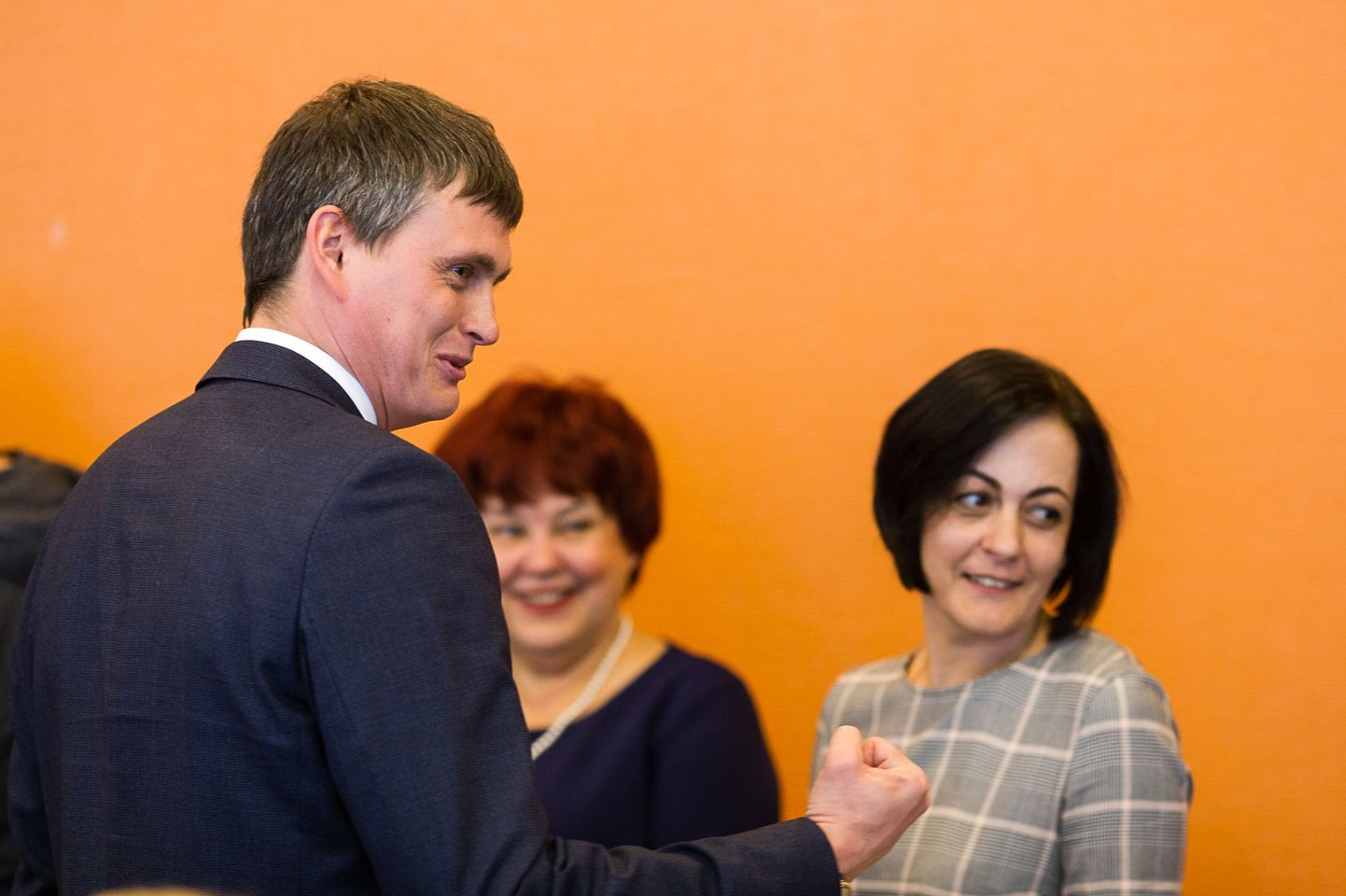 Избранного новым мэром Нарвы Алексея Евграфова считают амбициозным начинающим политиком, но его независимость пока под вопросом. Будучи со школьных лет волейболистом, он сам себя называет командным человеком: "Я не играю в петанк, где каждый за себя".