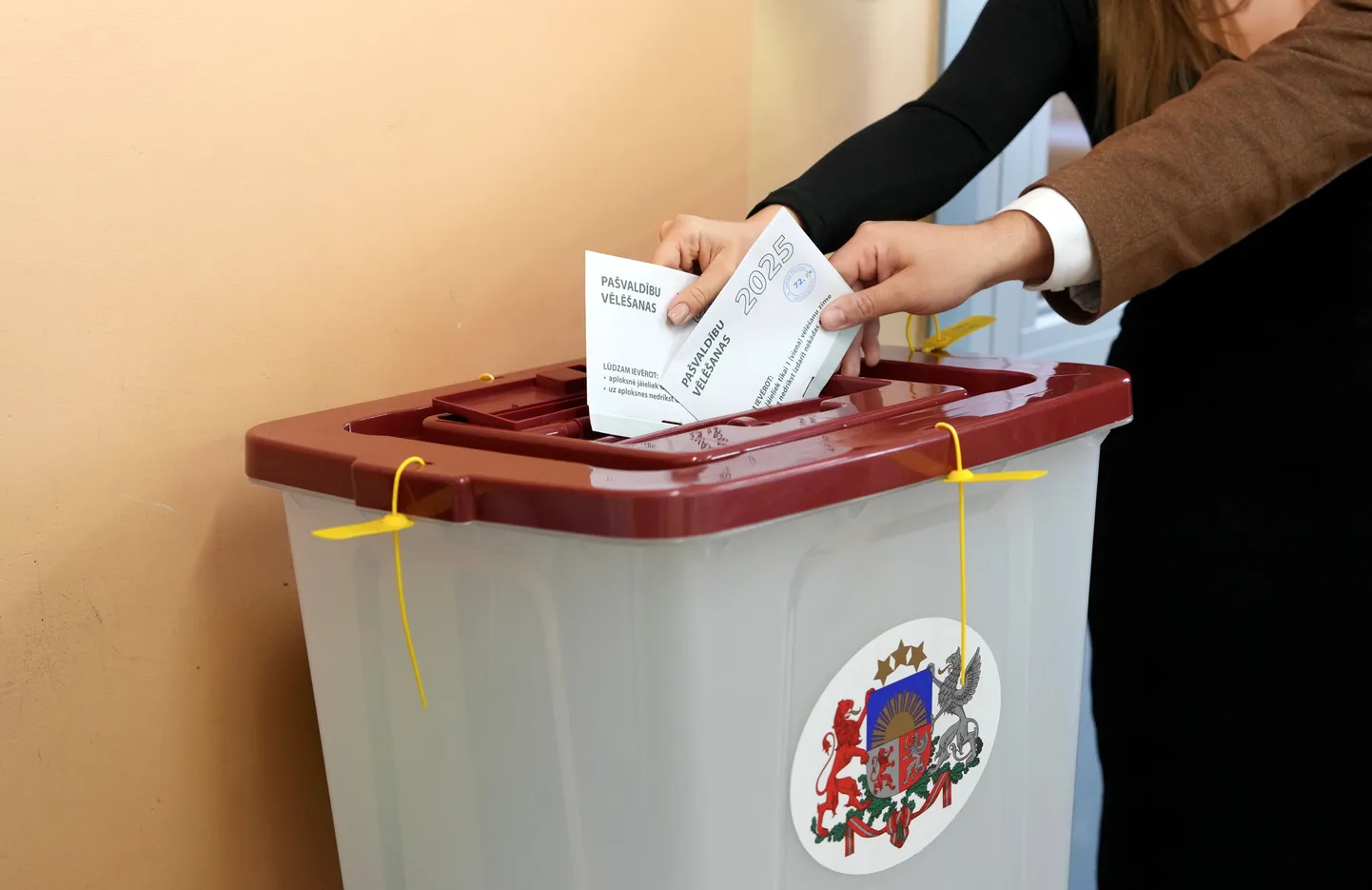 Pašvaldību vēlēšanas 72. vēlēšanu iecirknī Rīgas Valsts 3. ģimnāzijā.