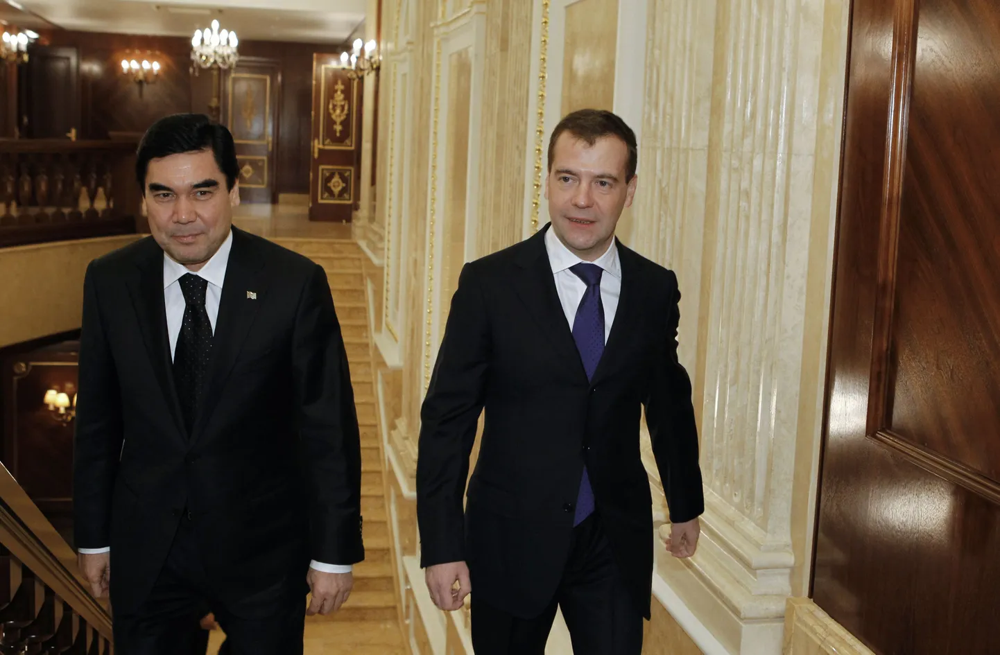 Türkmenistani president Gurbangulõ Berdõmuhhamedov (vasakul) ja Vene riigipea Dmitri Medvedev.