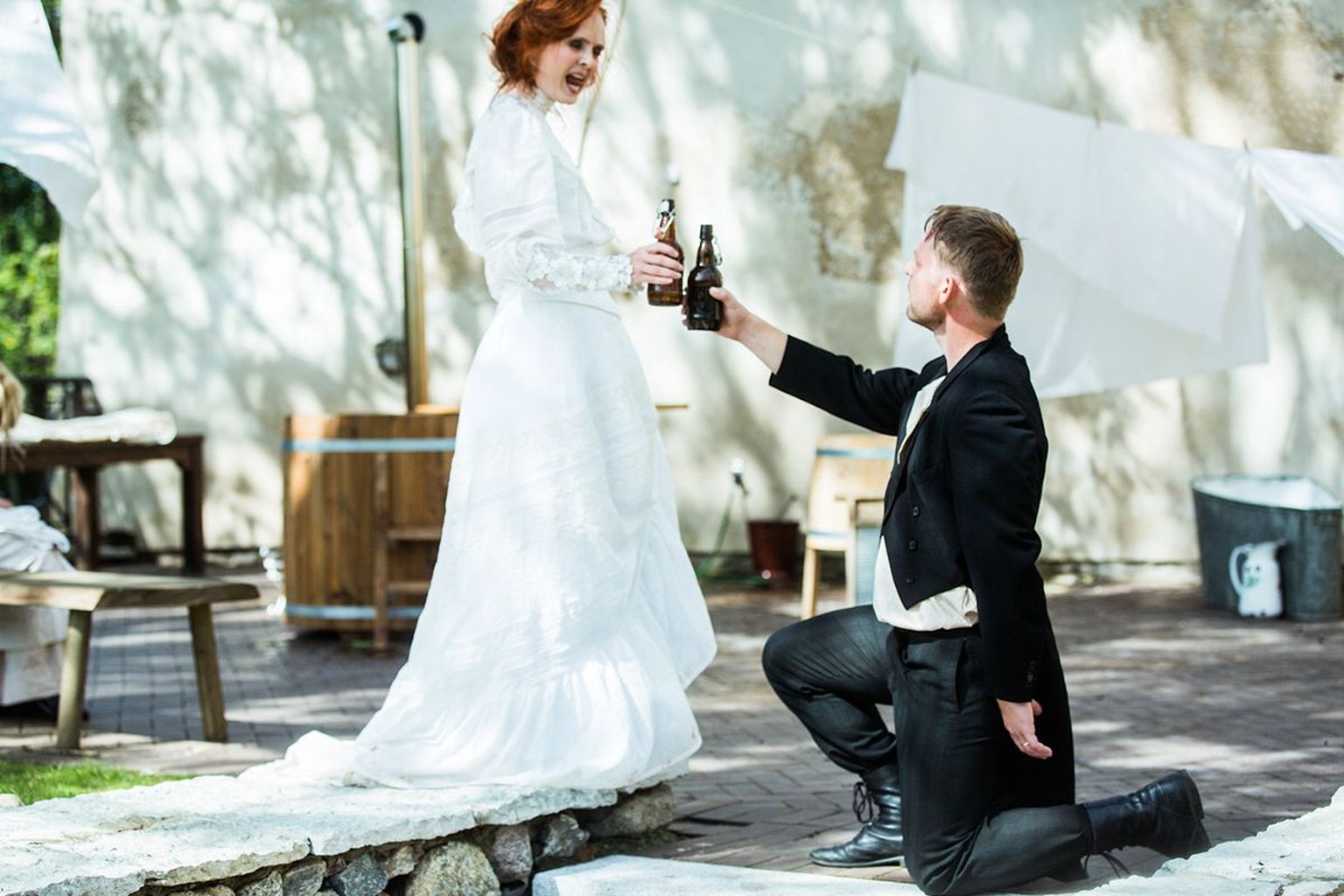 Kersti Heinloo ja Andres Mähar Roman Baskini lavastatud August Strindbergi kiredraamas «Preili Julie» Kõue mõisa tagaõuel Harjumaal.