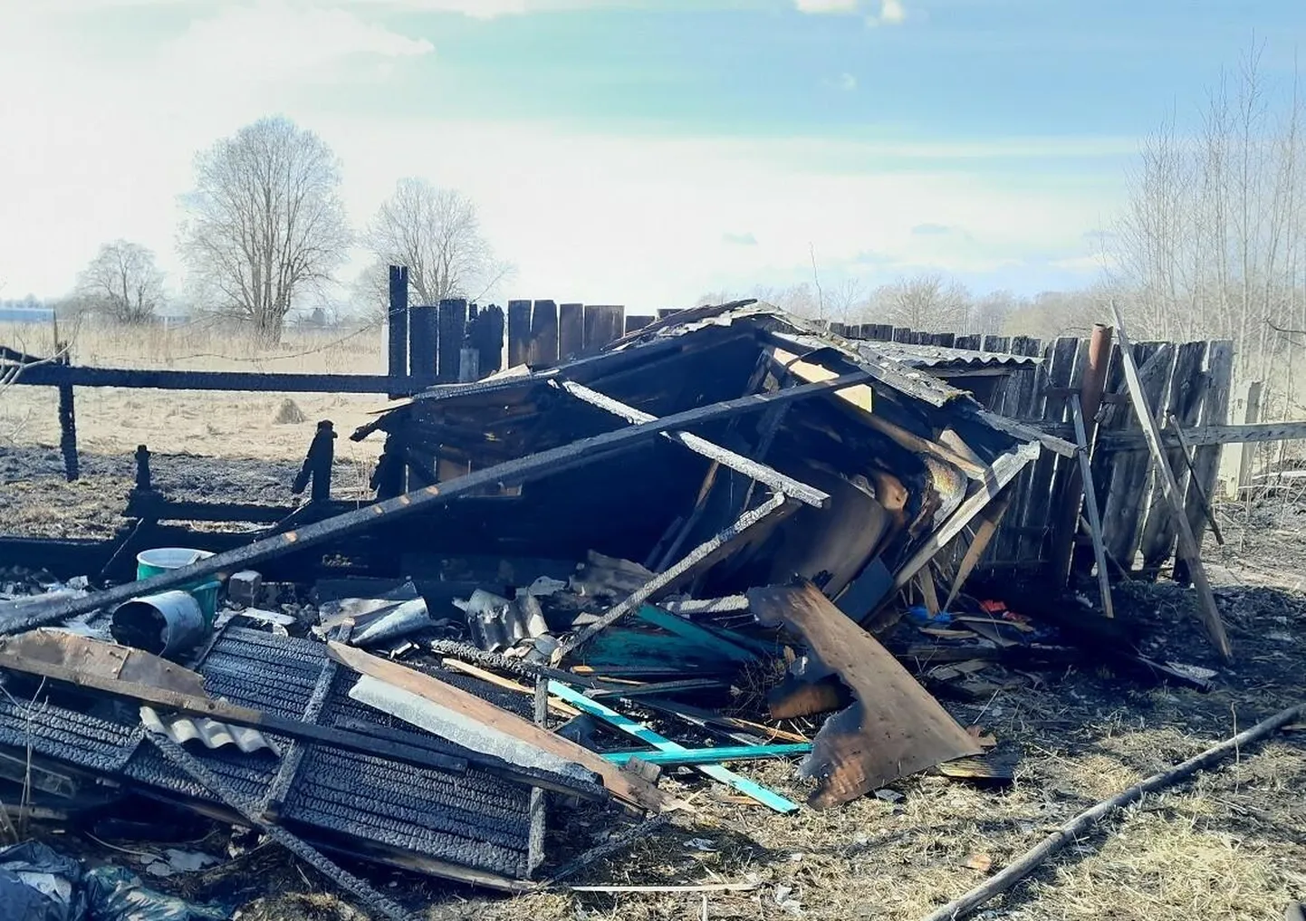 Tapa kulupõlengus hävis kuur.